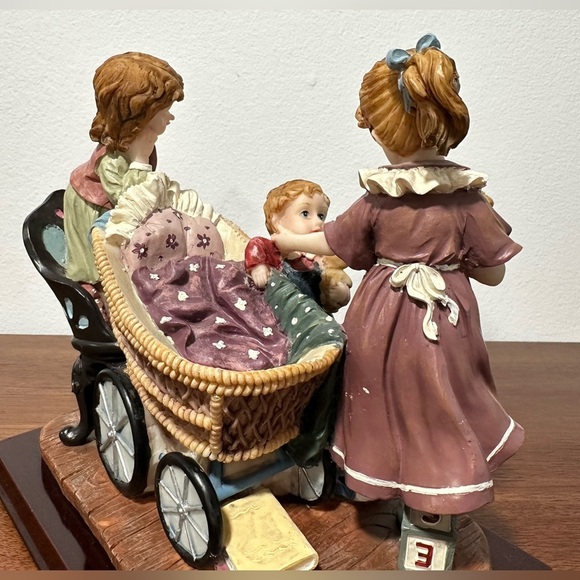 Giovanni Collection Figurine Three Children Playing - Picture 4 of 9